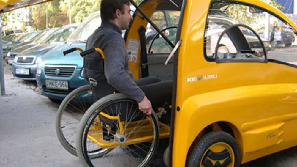 Les personnes handicap&eacute;es entrent avec leur fauteuil roulant dans la Kenguru. 