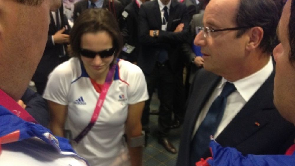 Fran&ccedil;ois Hollande en pleine conversation avec la judokate Sandrine Martinet