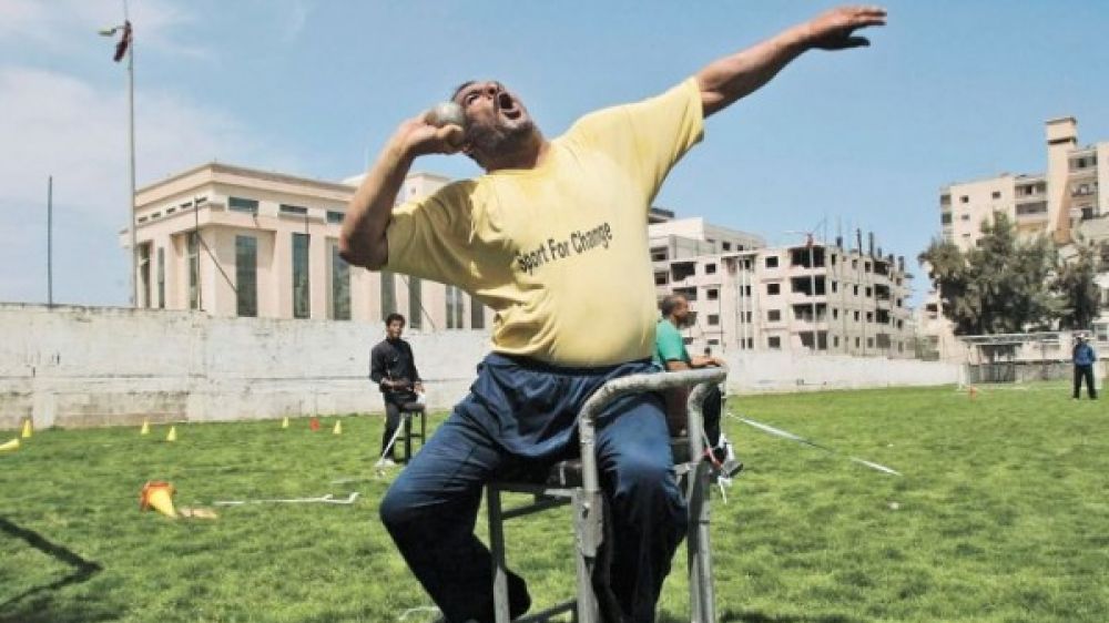 Zaqout Khamis, un des deux athl&egrave;tes Palestiniens s&eacute;lectionn&eacute;s pour les Paralympiques s&#039;entra&icirc;ne dans un parc &agrave; Gaza