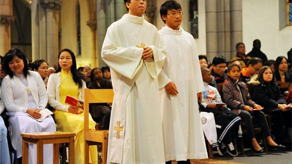Pierre Pham Van Duong (&agrave; gauche) lors de son ordination presbyt&eacute;rale, dimanche 14 octobre &agrave; Paris.