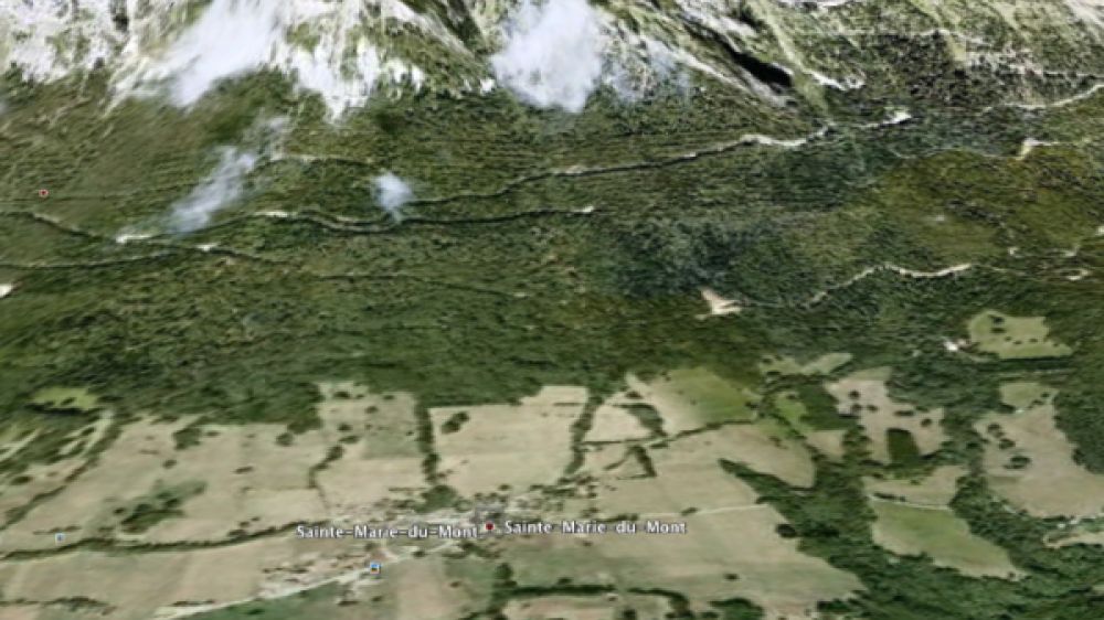 Falaises, torrents, forets, l&#039;environnement de Sainte-Marie-du-Mont. (Image Google earth).