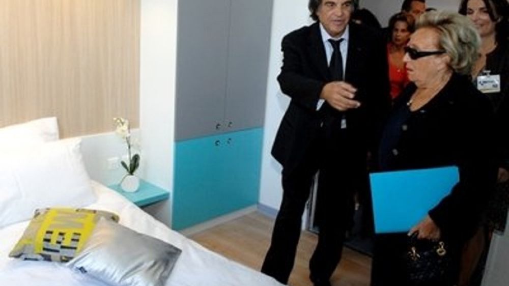 Bernadette Chirac et Marcel Ruffo visitent une chambre pour adolescents 
