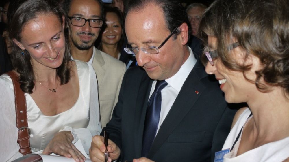 Fran&ccedil;ois Hollande signe la p&eacute;tition contre les bombes &agrave; sous-munitions. 