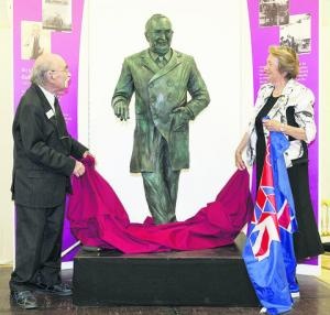 Eva et son frère inaugurant une statue du neurologue Guttmann, leur père et créateur des premiers Jeux Paralympiques