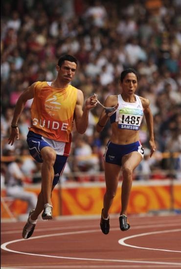 Assia El’Hannouni et son guide, médaillé d'or sur 200 mètres