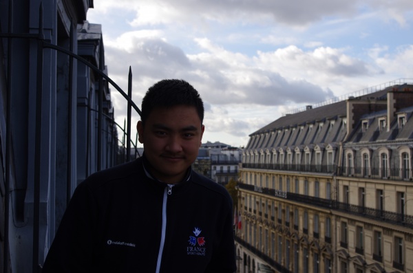 Antoine Zhao sur la terrasse d'un hôtel parisien