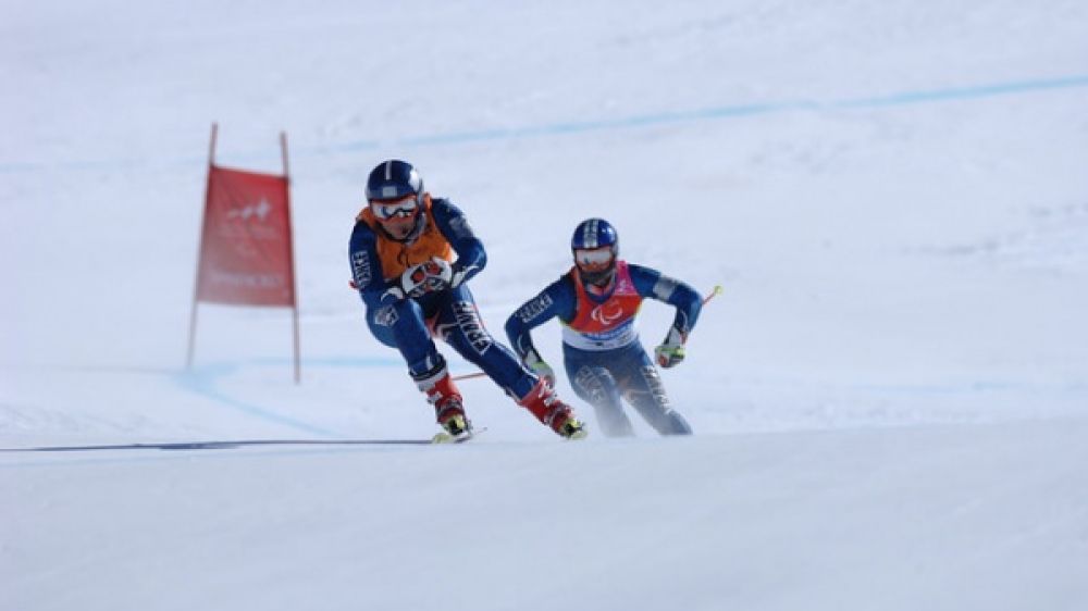 Les skieurs d&eacute;ficients visuels sont pr&eacute;c&eacute;d&eacute;s de leur guide sur les pistes. (Photo France Paralympique)