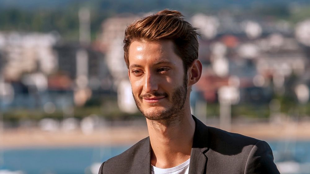 Vivre Fm Côté Média Pierre Niney à Laffiche De La Nouvelle Série