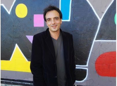 Bruno Fert, photgraphe devant un mur de graffiti